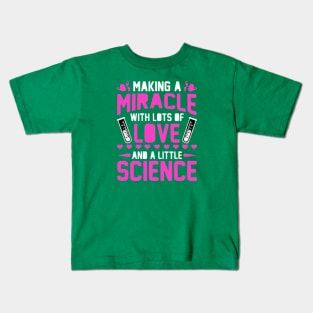 MAKING A MIRACLE WITH LOTS OF LOVE AND A LITTLE OF SCIENCE!Transfer Day IVF Flowers Kids T-Shirt